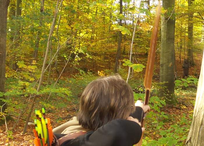 Catched arrow: Karin beim Schuss auf den Grizzly