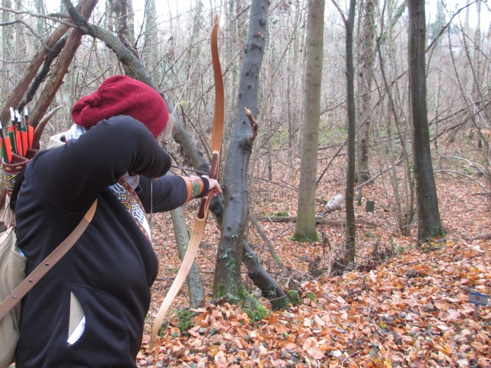Karin legt auf die Schlange am Baumstamm an ...